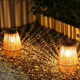 Lanterne i rattan – solcellelampe til haven med skumringssensor