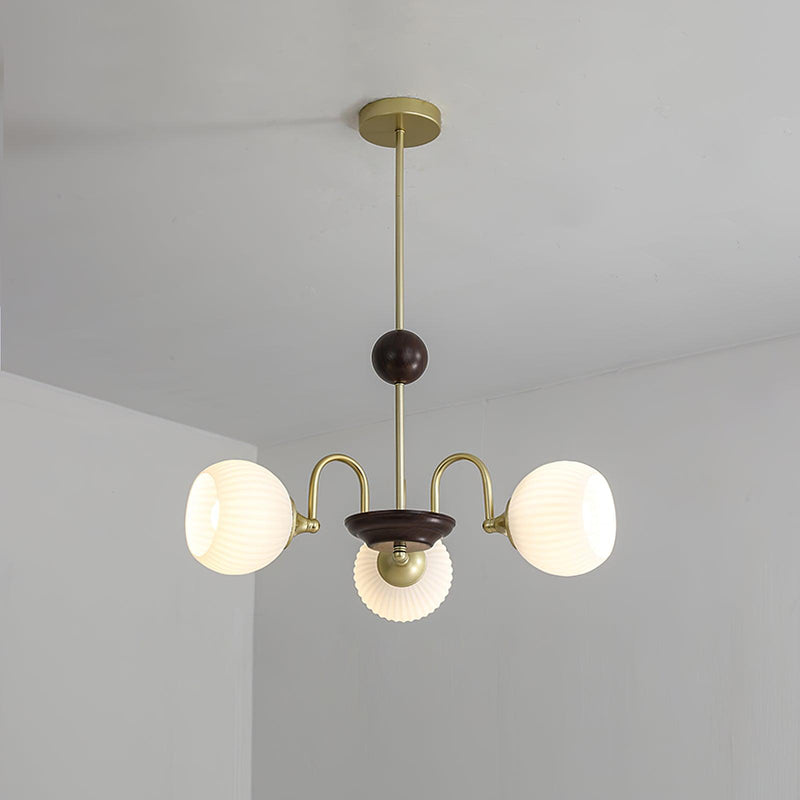 Lysekrone i cremefarvet riflet glas – moderne loftlampe