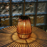 Lanterne i rattan – solcellelampe til haven med skumringssensor