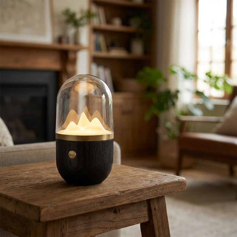 Bordlampe i træ og matteret glas – natbordslampe med bjergmotiv