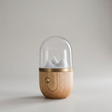 Bordlampe i træ og matteret glas – natbordslampe med bjergmotiv