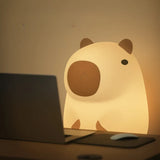 LED-natlampe i silikone formet som en capybara