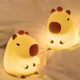 LED-natlampe i silikone formet som en capybara