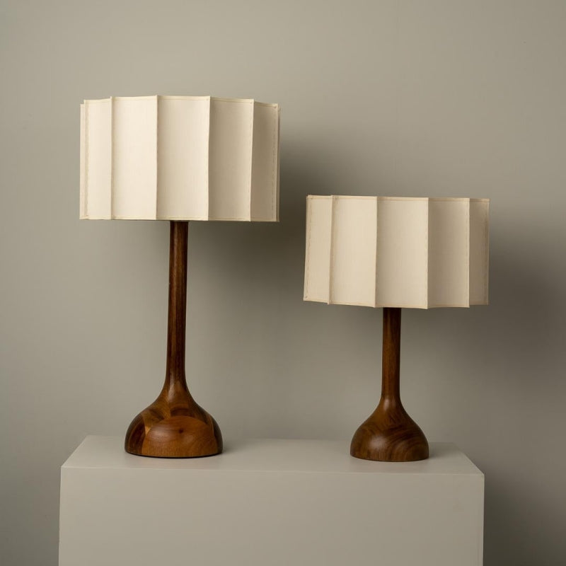 Bordlampe i valnød og stof – retro