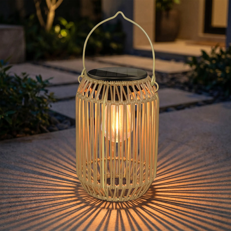 Lanterne i flettet look – solcellelampe til haven med skumringssensor