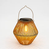 Lanterne i flettet look – solcellelampe til haven med skumringssensor