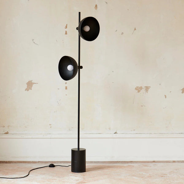 Gulvlampe i sort marmor – moderne standerlampe