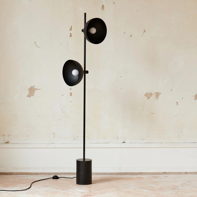Gulvlampe i sort marmor – moderne standerlampe
