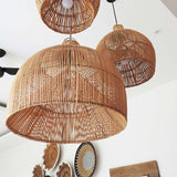 Rattanpendel – boho håndflettet hængelampe til køkkenøen