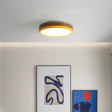 Loftlampe med kuppelform – farverig loftbelysning