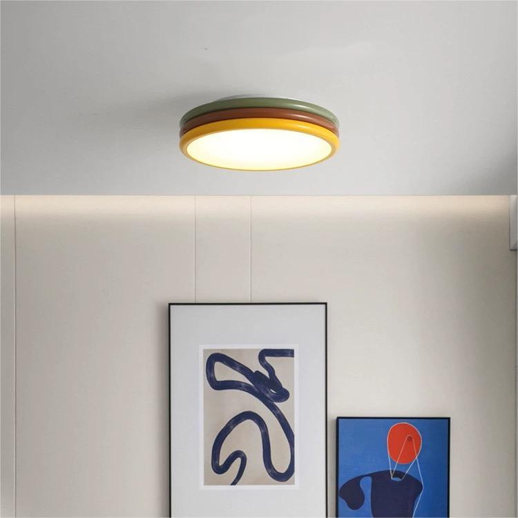 Loftlampe med kuppelform – farverig loftbelysning