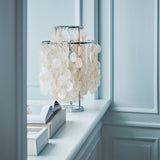 Bordlampe i metal med muslinge- og perlemotiv