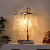 Bordlampe i metal med muslinge- og perlemotiv