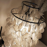 Bordlampe i metal med muslinge- og perlemotiv