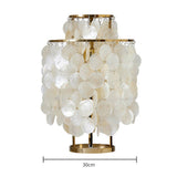Bordlampe i metal med muslinge- og perlemotiv