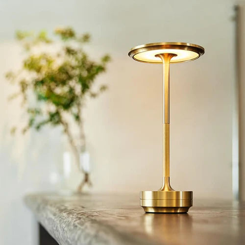 Bordlampe i metal – trådløs nordisk bordbelysning