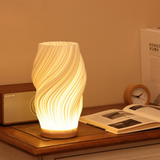 Bordlampe med bølgeformet skærm – moderne dæmpbar bordbelysning