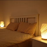 Bordlampe med bølgeformet skærm – moderne dæmpbar bordbelysning