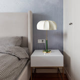 Bordlampe i stof til natbordet