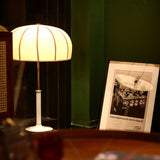 Bordlampe i stof til natbordet