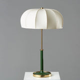 Bordlampe i stof til natbordet