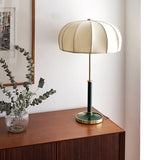 Bordlampe i stof til natbordet