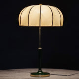 Bordlampe i stof til natbordet