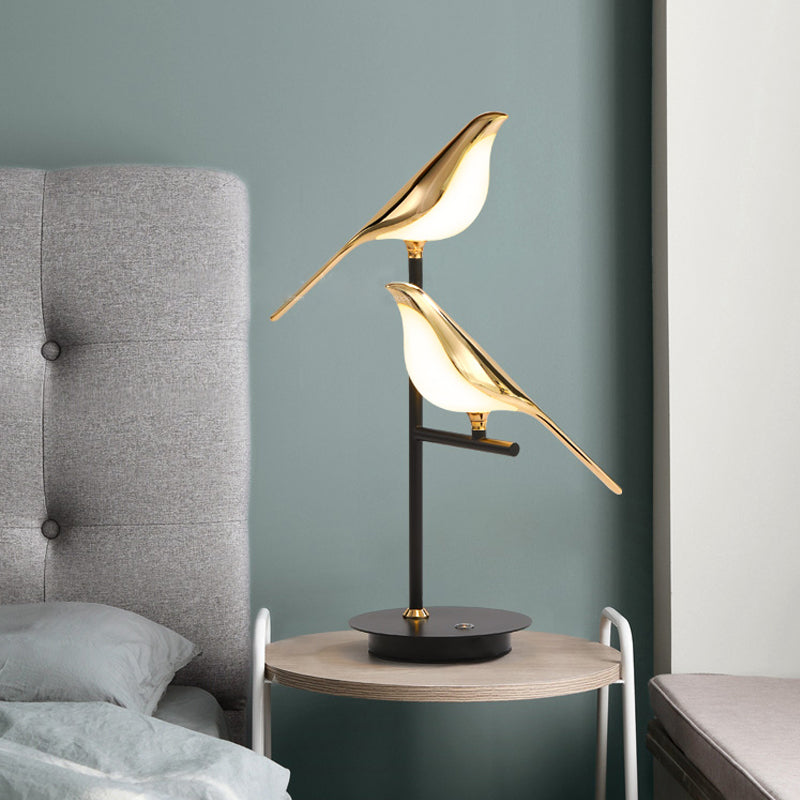 Bordlampe i guld med fuglemotiv – natbordslampe til soveværelset