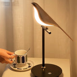 Bordlampe i guld med fuglemotiv – natbordslampe til soveværelset