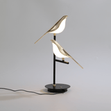 Bordlampe i guld med fuglemotiv – natbordslampe til soveværelset