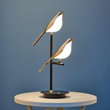 Bordlampe i guld med fuglemotiv – natbordslampe til soveværelset