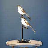 Bordlampe i guld med fuglemotiv – natbordslampe til soveværelset