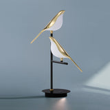 Bordlampe i guld med fuglemotiv – natbordslampe til soveværelset