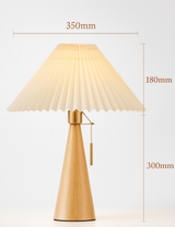 Bordlampe i træ med plisseret skærm – japandi bordbelysning til stuen