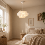 Pendel med skylook – hvid lagdelt hængelampe til soveværelset
