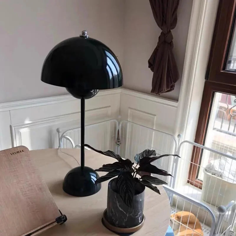 Bordlampe i metal – trådløs moderne bordbelysning