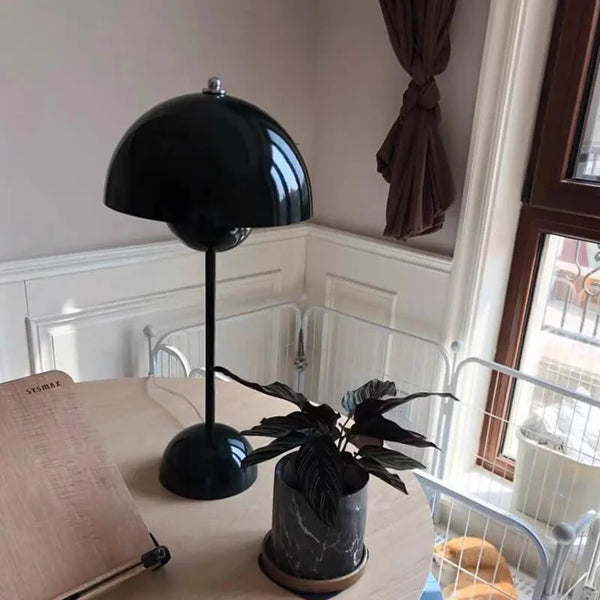 Bordlampe i metal – trådløs moderne bordbelysning