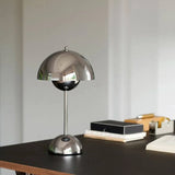 Bordlampe i metal – trådløs moderne bordbelysning