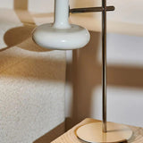 Bordlampe i hvidt glas med skiveform – moderne