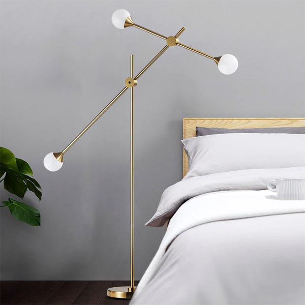 Gulvlampe med svingarm og hvid glaskugle – moderne standerlampe