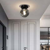 Loftlampe med glaskugle – nordisk loftbelysning