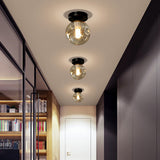 Loftlampe med glaskugle – nordisk loftbelysning