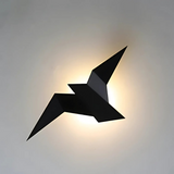 Væglampe med origamiform – dekorativ vægbelysning i metal