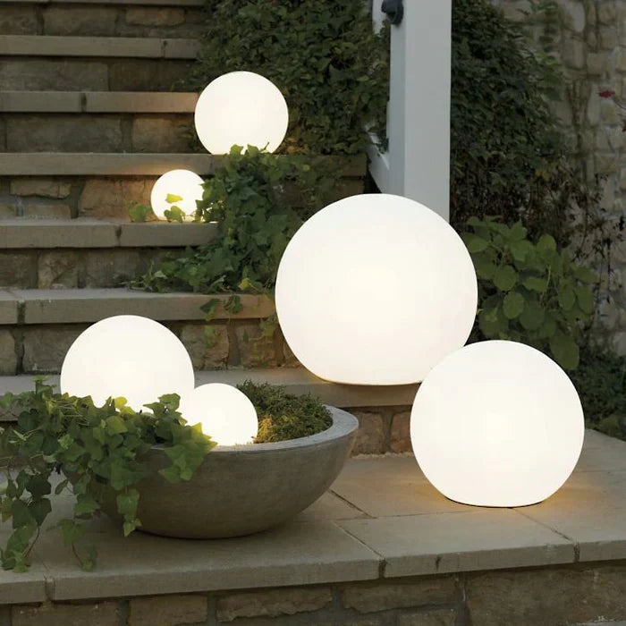 Havelampe i kugleform – genopladelig udendørslampe med 16 farver