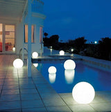 Havelampe i kugleform – genopladelig udendørslampe med 16 farver