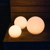 Havelampe i kugleform – genopladelig udendørslampe med 16 farver