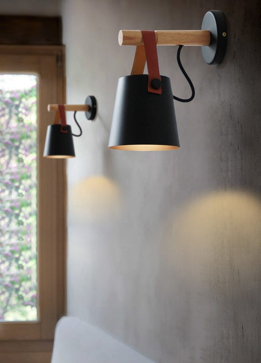 Væglampe i jern & træ – Norreå | Nordisk lanternedesign