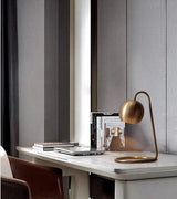 Bordlampe i kobber & jern – Eira | 23 × 41 cm