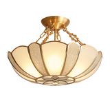 Loftlampe i messing med skålkant og kæde – loftbelysning