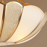Loftlampe i messing med skålkant og kæde – loftbelysning
